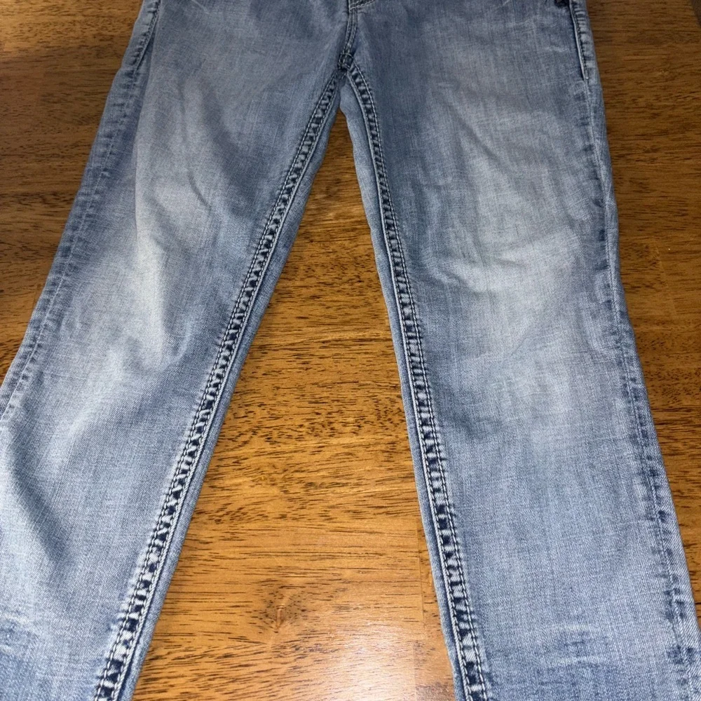 Stylish women’s Silver Jean co. Aiko mid light denim capris. - Picture 3 of 7